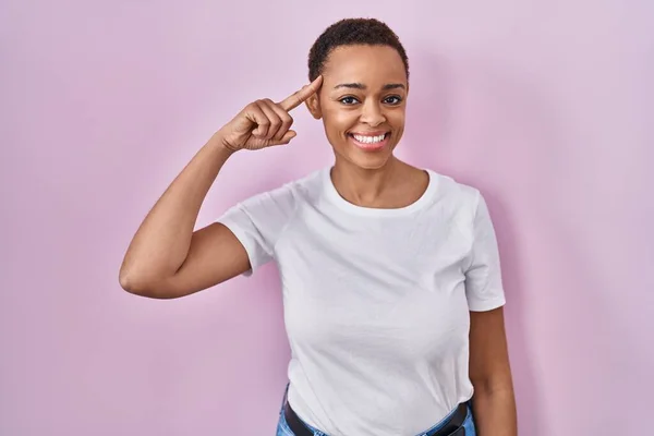 Mooi Afrikaans Amerikaans Vrouw Staande Roze Achtergrond Lachend Wijzend Naar — Stockfoto