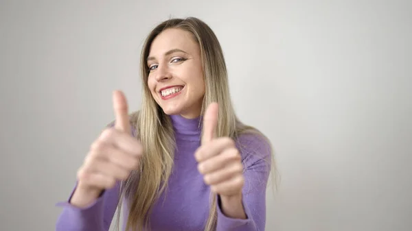 Jonge Blonde Vrouw Glimlachen Zelfverzekerd Doen Teken Met Duimen Omhoog — Stockfoto