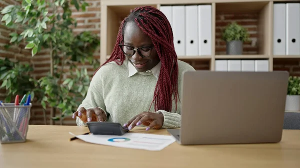 Mujer Africana Con Cabello Trenzado Trabajando Con Laptop Calculadora Oficina — Foto de Stock
