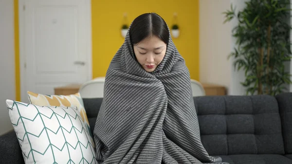 Jovem Chinesa Cobrindo Com Cobertor Para Frio Sentado Sofá Casa — Fotografia de Stock