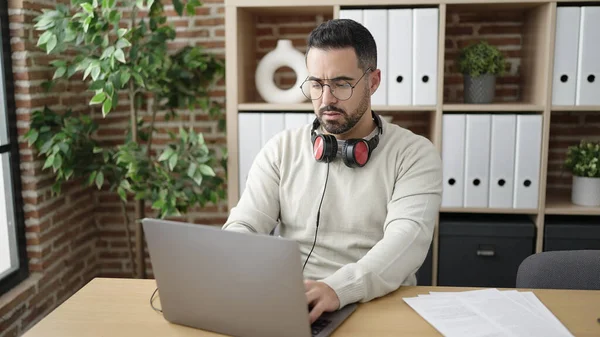 Young Hispanic Man Business Worker Using Laptop Working Office — Fotografia de Stock