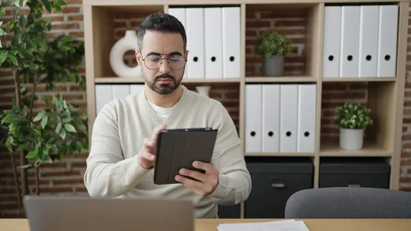 Jovem Trabalhador Negócios Hispânico Usando Touchpad Laptop Escritório — Fotografia de Stock