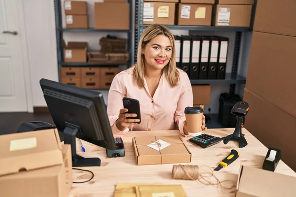Young Hispanic Woman Ecommerce Business Worker Using Smartphone Drinking Coffee — Stok fotoğraf