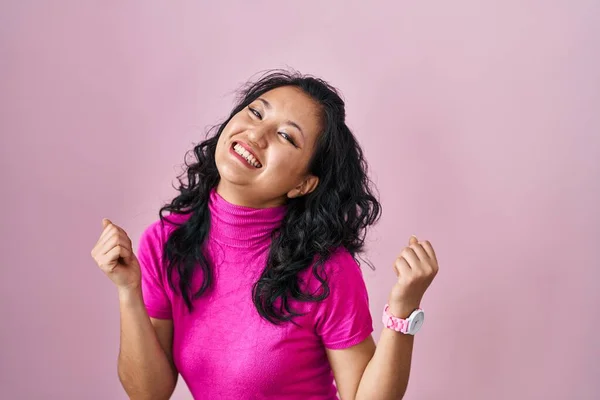 Jonge Aziatische Vrouw Staan Roze Achtergrond Erg Blij Enthousiast Doen — Stockfoto
