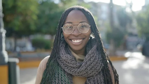 公園で自信を持って笑っているアフリカの女性 — ストック写真