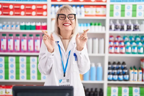 Mulher Caucasiana Jovem Que Trabalha Farmácia Farmácia Gesticulando Dedo Cruzado — Fotografia de Stock