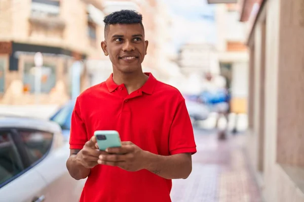 Ung Latin Man Ler Säker Med Hjälp Smartphone Gatan — Stockfoto