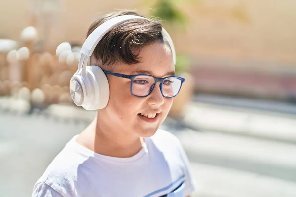 Schattige Spaanse Jongen Die Naar Muziek Luistert Straat — Stockfoto