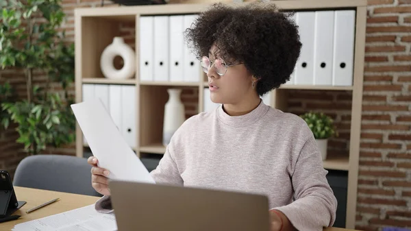 若いアフリカ系アメリカ人女性ビジネスワーカーオフィスで働く文書を読む — ストック写真