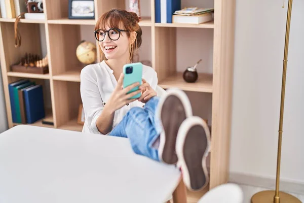 Young Woman Using Smartphone Sitting Table Home — Fotografia de Stock