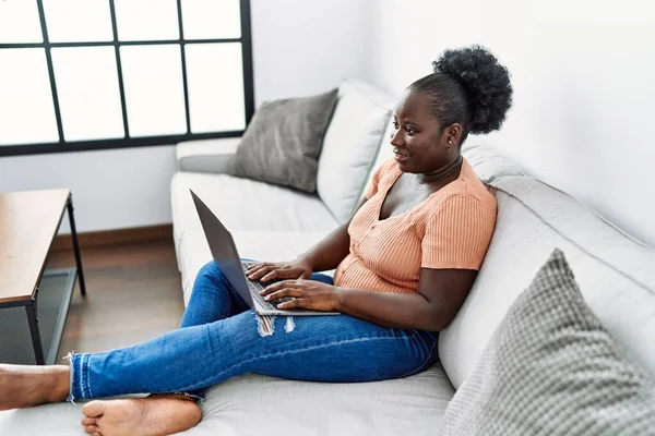 Young African American Woman Using Laptop Sitting Sofa Home — ストック写真