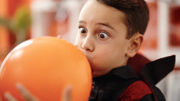 Schattige Spaanse Jongen Draagt Halloween Kostuum Opblazen Ballon Thuis — Stockfoto