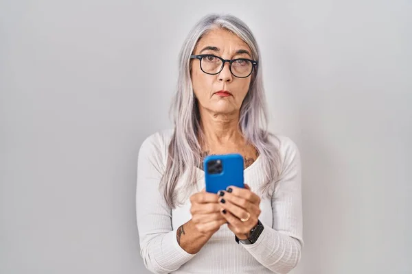 Kobieta Średnim Wieku Siwymi Włosami Pomocą Wiadomości Pisania Smartfona Zrelaksowany — Zdjęcie stockowe