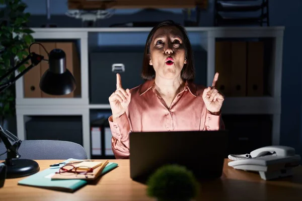 Latynoska Kobieta Średnim Wieku Używająca Laptopa Późno Nocy Zdumiona Zaskoczona — Zdjęcie stockowe