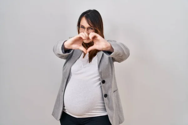 Těhotná Obchodní Žena Stojící Nad Bílým Pozadím Úsměvem Lásce Ukazující — Stock fotografie