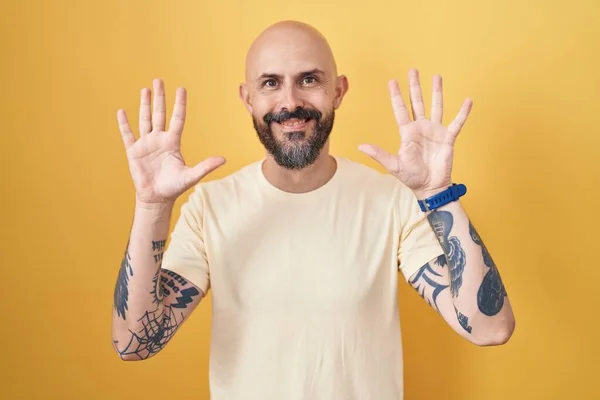 Spanyol Férfi Tetoválásokkal Sárga Háttér Felett Mutatva Mutatva Tízes Számú — Stock Fotó