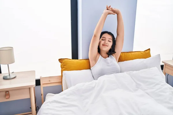 Młoda Kobieta Budzi Się Łóżku Sypialni — Zdjęcie stockowe