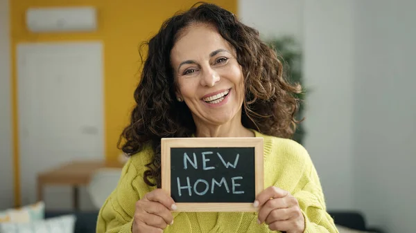 Middelbare Leeftijd Spaanse Vrouw Glimlachend Zelfverzekerd Houden Van Nieuwe Huis — Stockfoto