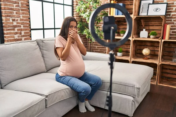 Jonge Zwangere Vrouw Opnemen Vlog Tutorial Met Smartphone Thuis Geschokt — Stockfoto