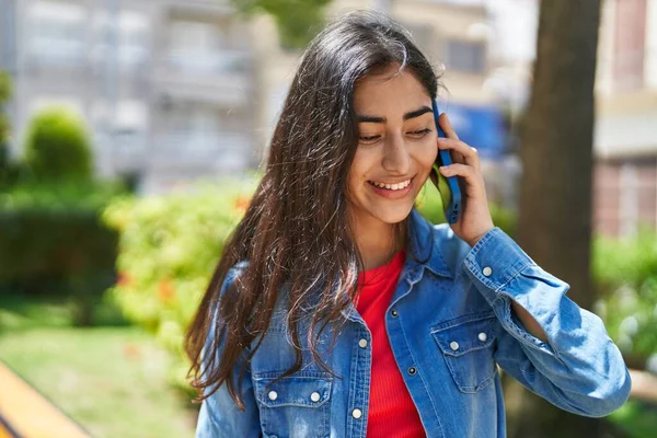 Νεαρό Ισπανόφωνο Κορίτσι Χαμογελά Αυτοπεποίθηση Μιλώντας Στο Smartphone Στο Πάρκο — Φωτογραφία Αρχείου