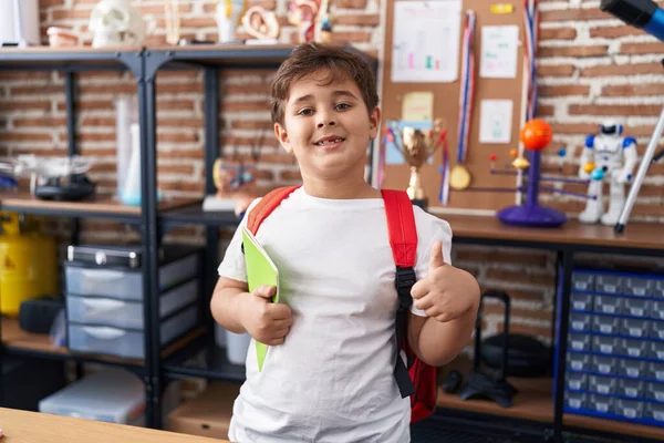 Malý Hispánský Chlapec Nosí Studentský Batoh Drží Knihu Škole Úsměvem — Stock fotografie