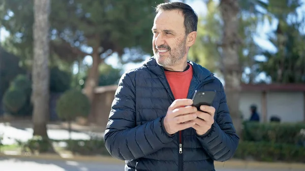 Middle Age Man Smiling Confident Using Smartphone Park — Stockfoto