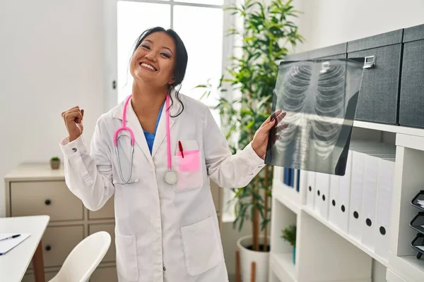 Ung Asiatisk Läkare Kvinna Som Håller Bröst Röntgen Skriker Stolt — Stockfoto