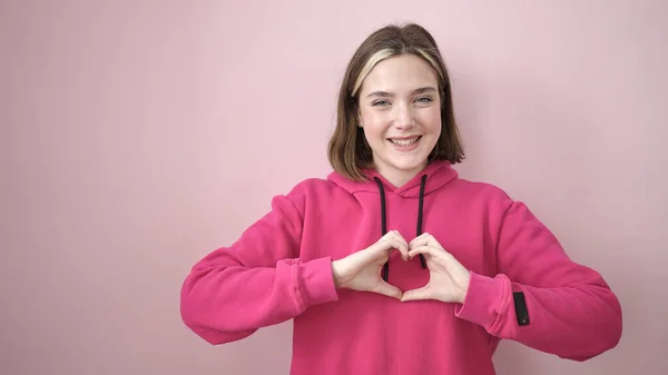 Jovem Loira Sorrindo Confiante Fazendo Gesto Coração Com Mãos Sobre — Fotografia de Stock