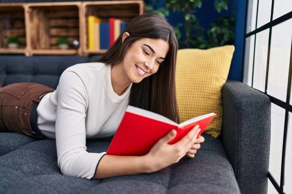 Junge Schöne Hispanische Frau Liest Buch Hause Auf Dem Sofa — Stockfoto