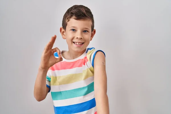 코카서스 어린이는 백신을 가지고 지원으로 손가락으로 괜찮은 사인을 몸짓으로 상징을 — 스톡 사진
