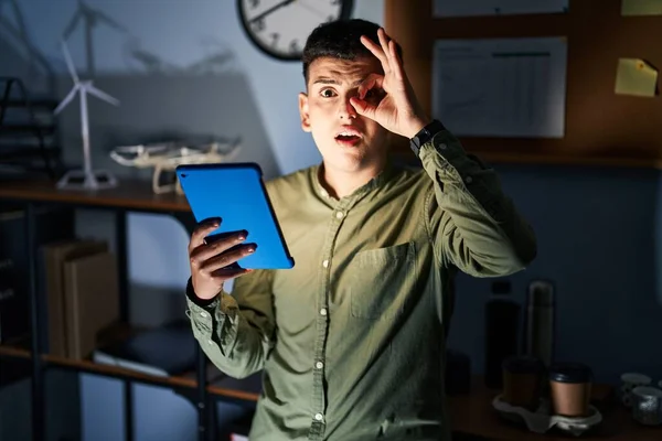 Δυαδικό Άτομο Που Χρησιμοποιεί Συσκευή Αφής Νύχτα Κάνει Εντάξει Χειρονομία — Φωτογραφία Αρχείου