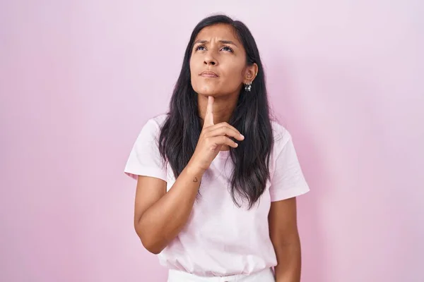 Ung Latinamerikansk Kvinna Står Över Rosa Bakgrund Tänkande Koncentrerad Tvivel — Stockfoto