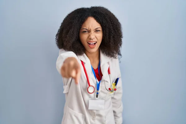 Genç Afro Amerikan Kadın Doktor Üniforması Steteskop Ile Kameraya Kızgın — Stok fotoğraf