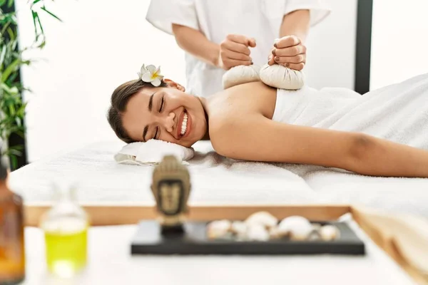 Jong Latijn Vrouw Ontspannen Met Rug Massage Met Thai Tassen — Stockfoto
