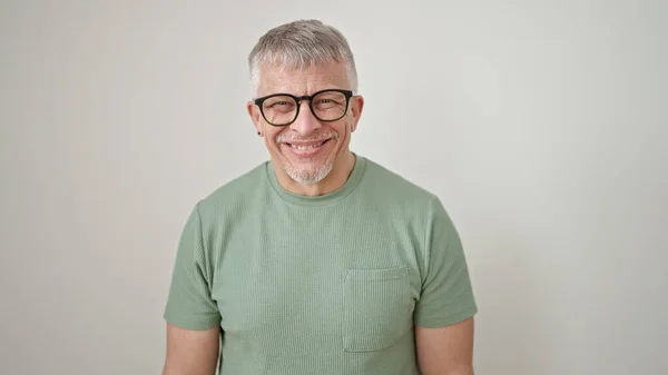 Μεσήλικας Γκριζομάλλης Άντρας Χαμογελά Αυτοπεποίθηση Φορώντας Γυαλιά Πάνω Απομονωμένο Λευκό — Φωτογραφία Αρχείου