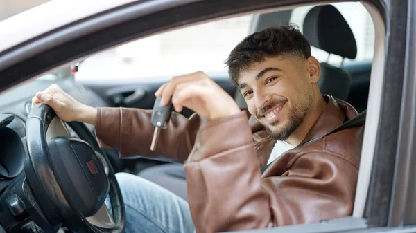 若いアラブ人男笑顔自信を持って保持キーの新しい車で通り — ストック写真