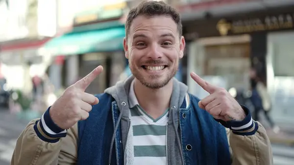Junger Kaukasier Lächelt Selbstbewusst Und Zeigt Auf Die Straße — Stockfoto
