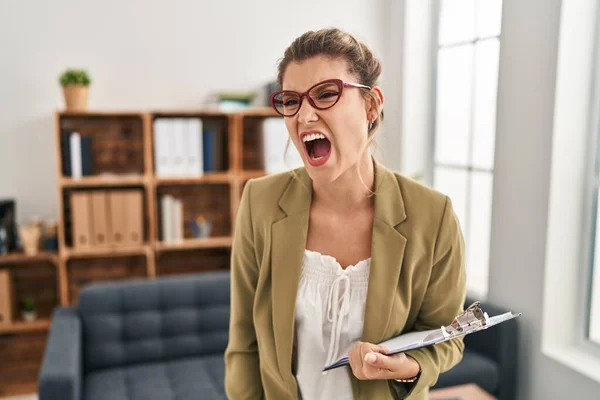 Young Woman Working Consultation Office Angry Mad Screaming Frustrated Furious — Fotografia de Stock