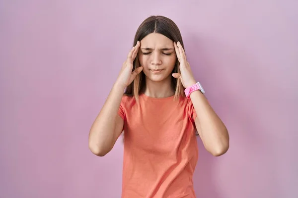 Menina Adolescente Sobre Fundo Rosa Com Mão Cabeça Dor Cabeça — Fotografia de Stock