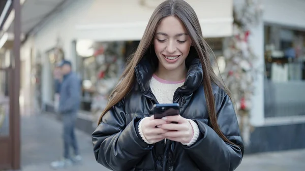 Joven Hermosa Mujer Hispana Sonriendo Confiada Usando Teléfono Inteligente Terraza — Foto de Stock