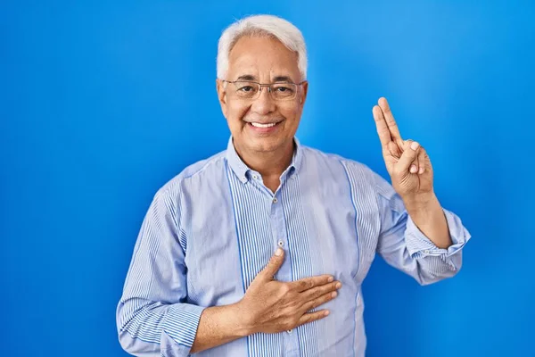 Hispanic Senior Man Wearing Glasses Smiling Swearing Hand Chest Fingers — Stock Photo, Image