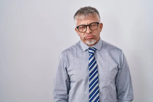 Hispanic Affärsman Med Grått Hår Bär Glasögon Ser Sömnig Och — Stockfoto