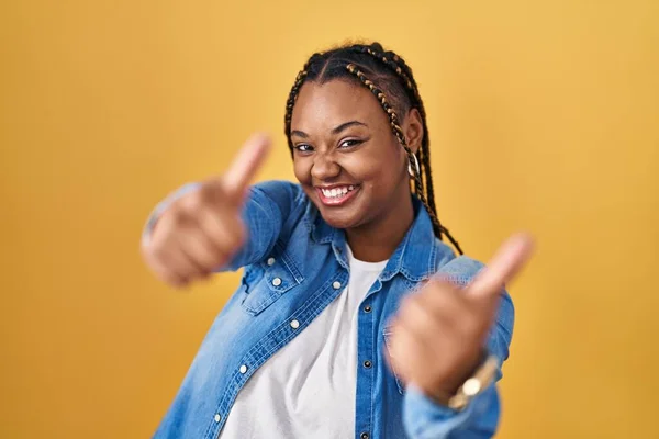 African American Woman Braids Standing Yellow Background Approving Doing Positive — Stock Photo, Image