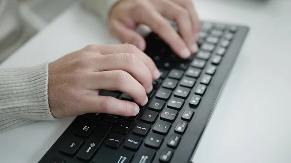Νεαρός Ισπανός Που Χρησιμοποιεί Πληκτρολόγιο Υπολογιστή Στο Γραφείο — Φωτογραφία Αρχείου