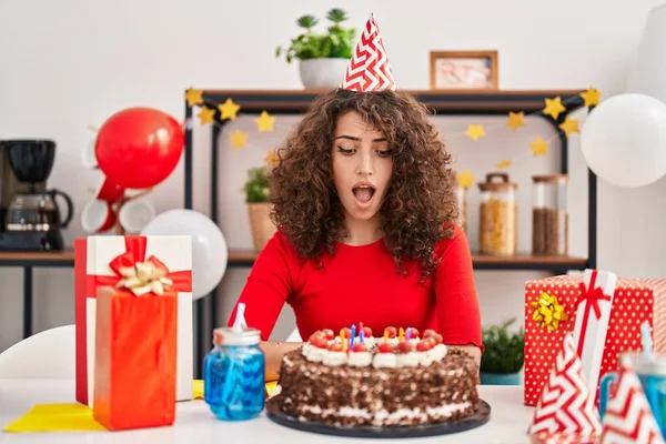 西班牙裔女人 卷发庆祝生日 手里拿着大大的巧克力蛋糕 吓得张大了嘴 满脸诧异 — 图库照片