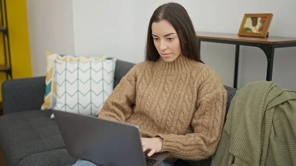 Junge Schöne Hispanische Frau Sitzt Mit Laptop Auf Sofa Hause — Stockfoto