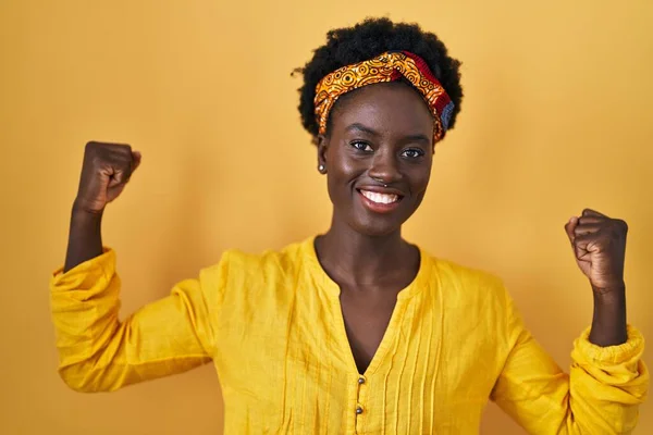 African Young Woman Wearing African Turban Showing Arms Muscles Smiling — Stock Photo, Image