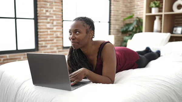 African Woman Using Laptop Lying Bed Bedroom — Stock Photo, Image