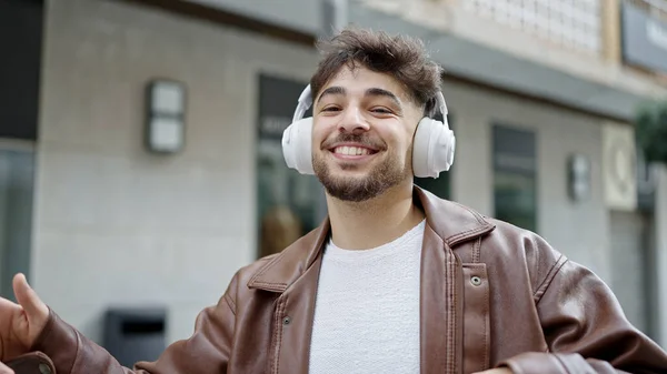 Genç Arap Adam Kendinden Emin Bir Şekilde Gülümsüyor Müzik Dinliyor — Stok fotoğraf
