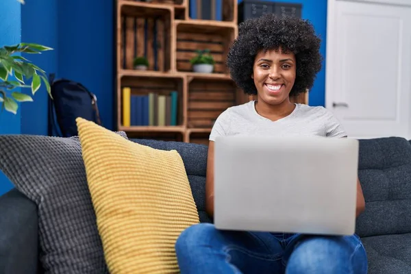 African American Woman Using Laptop Sitting Sofa Home — стокове фото